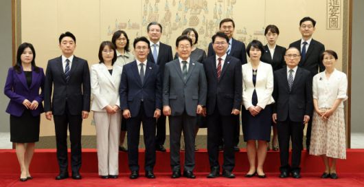 이재명 대통령이 4일 용산 대통령실에서 임명장 수여식 참석자들과 기념촬영을 하고 있다.(사진=대통령실통신사진기자단)