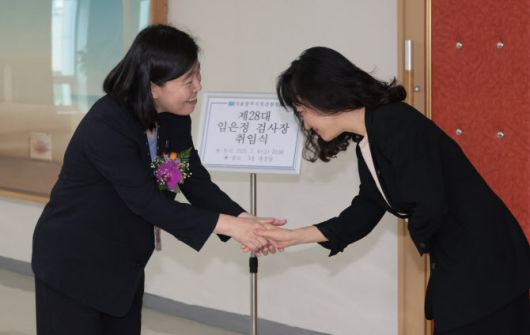 임은정 신임 서울동부지검장이 4일 서울 송파구 서울동부지방검찰청에서 취임식을 마치고 직원들과 인사하고 있다. (사진=연합뉴스)