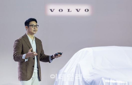 이윤모 볼보자동차코리아 대표가 지난 2일 그랜드 워커힐 서울에서 신차를 소개하고 있다. (사진=볼보자동차코리아)