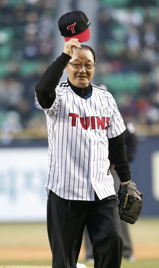 이광환 전 LG트윈스 감독이 2017년 4월 4일 잠실야구장에서 시구를 한 뒤 팬들에게 인사를 하고 있다. 사진=연합뉴스