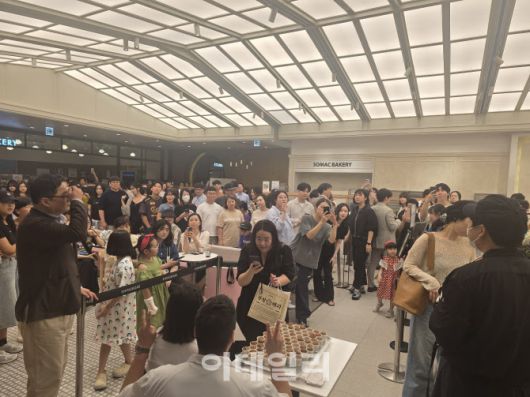 5일 대전 신세계백화점에 마련된 부창제과 5호점 매장을 찾은 이장우가 고객들과 사진을 찍고 있다. (사진=FG)