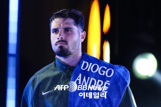 첼시의 페드루 네투가 절친이었던 지오구 조타와 안드레 조타의 유니폼을 걸친 채 경기를 준비하고 있다. 사진=AFPBBNews