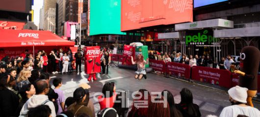 뉴욕 타임스스퀘어 빼빼로데이 행사장에서방문객들이 부대행사를 즐기고있다 (사진=롯데웰푸드)