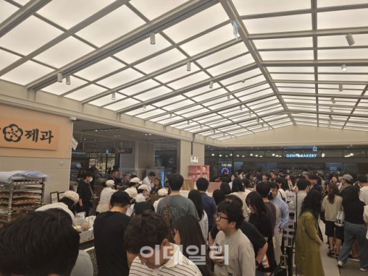 5일 오전 대전 신세계백화점에 마련된 부창제과 5호점 매장에 손님들이 줄을 서있다. (사진=FG)