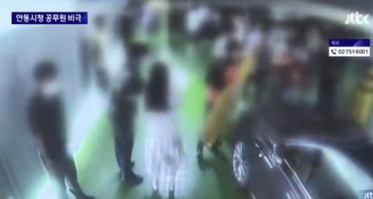 지난 2022년 7월 5일 발생한 안동시청 주차타워 살인사건 현장을 발견한 사람들. (사진=JTBC 캡처)