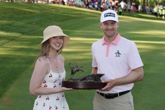 브라이언 캠벨이 PGA 투어 존디어 클래식에서 우승한 뒤 여자친구와 함게 트로피를 들어 올리고 있다.(사진=AFPBBNews)