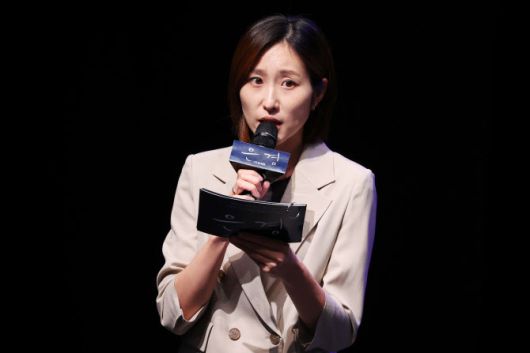 8일 오후 서울 중구 CKL스테이지에서 열린 뮤지컬 ‘은경’ 프레스콜에서 손아선 연출이 인사말을 하고 있다. (사진=연합뉴스).