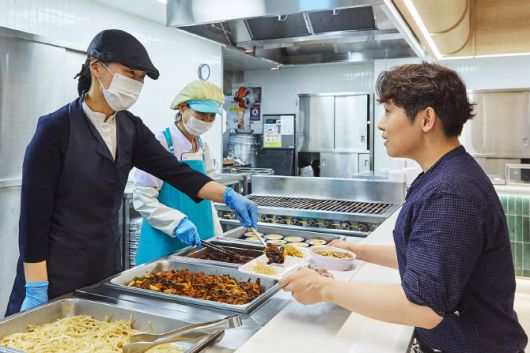 8일 서울시 중구 순화동에 위치한 이마트 본사 빌딩 구내식당에서 직원들이 가지 제육 볶음, 취나물 된장국 등으로 구성된 임산물 식단으로 점심식사를 하고 있다. 이날 식단으로는 여주 건가지, 여주 생표고버섯, 제주 취나물, 홍천 건호박오거리 등의 식재료를 활용한 다양한 메뉴가 제공됐다. (사진=신세계푸드)