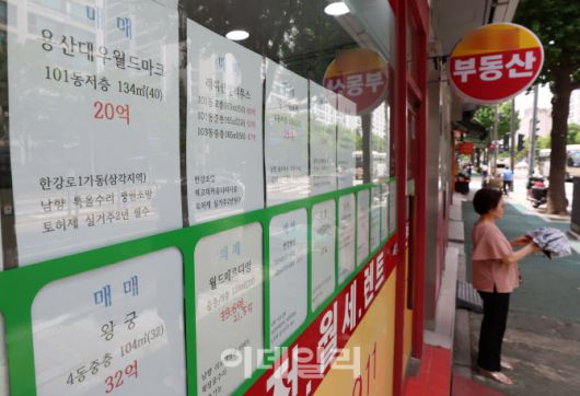 [이데일리 방인권 기자] 정부가 6·27 대책을 통해 수도권 주택담보대출(주담대) 한도를 6억원으로 낮추면서 서울 부동산 시장이 얼어붙고 있는 가운데 서울 용산구의 한 공인중개사에 아파트 매물 시세표가 붙어 있다.