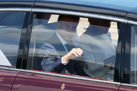 8일 영국에 도착해 의전 차량을 타고 이동하는 마크롱 대통령 부부. (사진=REUTERS/Gonzalo Fuentes/Pool)