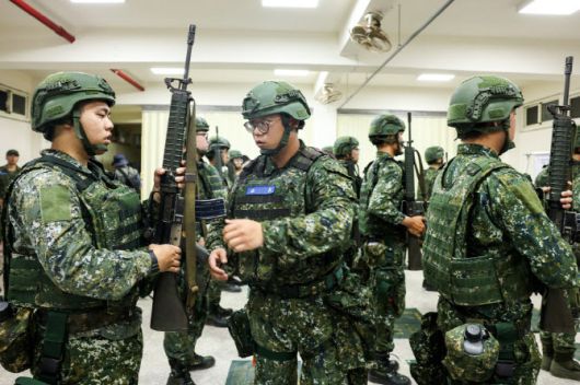 지난 9일 대만 미아오리에서 한광 훈련에 참여하는 예비군들이 장비를 챙기고 있다. (사진=AFP)