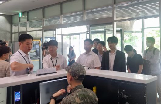 채상병 사건 수사방해 의혹을 수사하는 이명현 순직해병특검팀이 ‘VIP 격노설’ 수사를 위해 10일 서울 용산구 국방부 청사를 방문하고 있다.