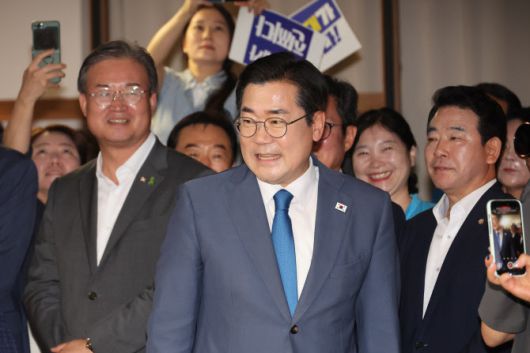 더불어민주당 대표 선거에 출마한 박찬대 의원이 10일 서울 여의도 중앙당사에서 후보 등록을 한 뒤 기자회견을 위해 입장하고 있다. (사진=연합뉴스)