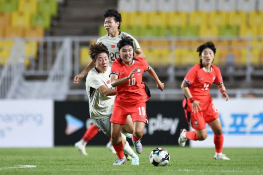 9일 수원월드컵경기장에서 열린 2025 동아시아축구연맹(EAFF) E-1 챔피언십(동아시안컵) 여자부 대한민국 대 중국 경기. 한국 지소연이 드리블 돌파를 하고 있다. 사진=연합뉴스