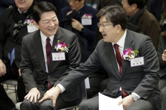 국민의힘 권성동 전 원내대표와 안철수 의원이 지난 1월 17일 서울 용산구 대한의사협회에서 열린 2025년도 의료계 신년하례회에서 대화하고 있다.(사진=뉴시스)