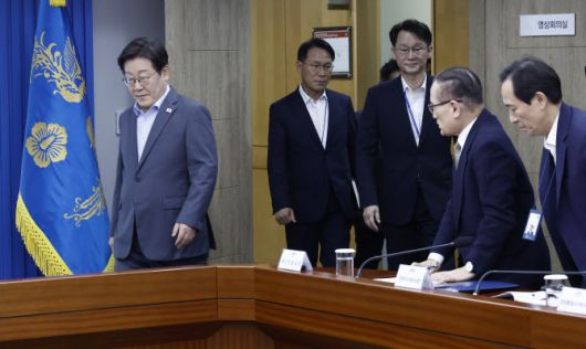 이재명 대통령이 10일 서울 용산 대통령실 청사에서 열린 3차 수석·보좌관 회의에 입장하고 있다. (사진=연합뉴스)