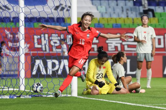 9일 수원월드컵경기장에서 열린 2025 동아시아축구연맹(EAFF) E-1 챔피언십(동아시안컵) 여자부 대한민국 대 중국 경기. 장슬기가 동점골을 넣은 뒤 기뻐하고 있다. 사진=연합뉴스