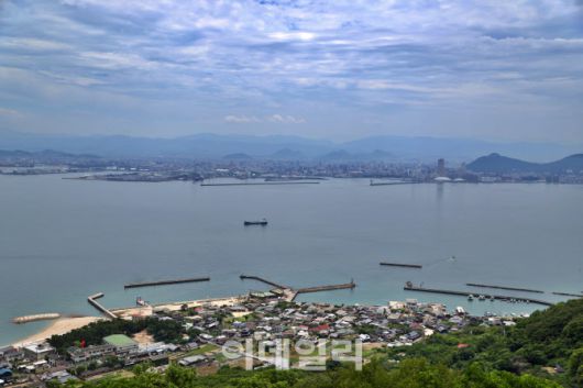 메기지마 정상에서 바라본 풍경. 세토내해 건너편으로 펼쳐진 다카마쓰의 고층빌딩과 산들이 만들어낸 도시 풍경이 이색적이다.