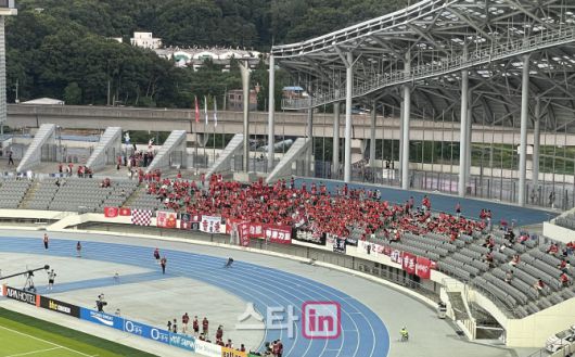 킥오프 15분 전 홍콩 응원단 모습