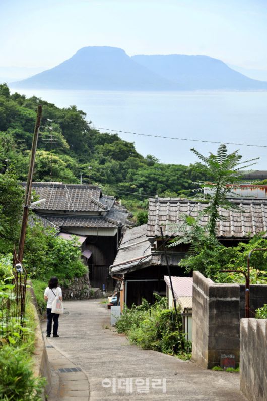오기지마 골목 끝에 펼쳐진 한적한 바다풍경, 섬마을 특유의 고요한 매력을 품다
