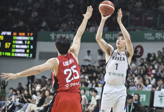 한국 농구대표팀 이현중이 일본과 평가전에서 3점슛을 던지고 있다. 사진=대한민국농구협회