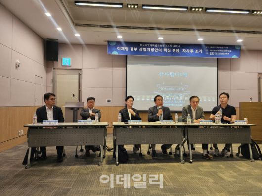 이남우(왼쪽에서 네번째) 한국기업거버넌스포럼 회장이 11일 서울 여의도 한경협회관에서 열린 세미나에서 질의에 답변하고 있다. (사진=김경은 기자)