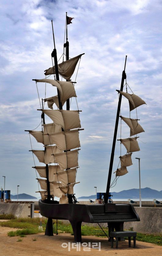 메기지마의 상징적 설치미술인 ‘20세기의 회상’