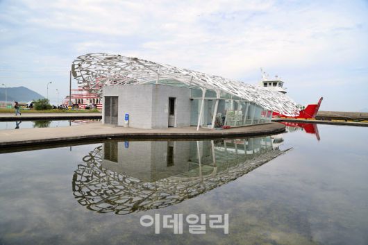 바다 위에 떠 있는 듯 몽환적인 아름다움을 선사하는 오기지마의 관문이자 웰컴센터인 ‘오기지마의 혼’