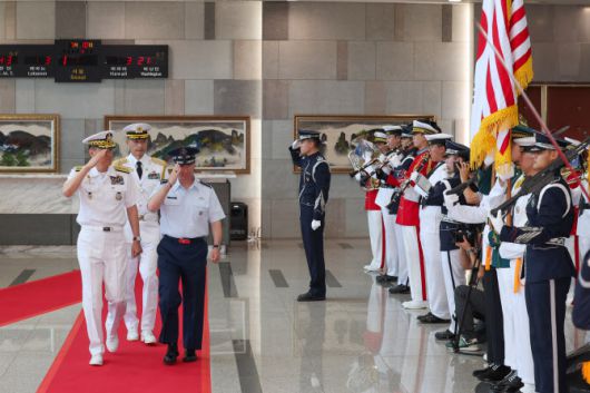10일 서울 용산구 합동참모본부에서 열린 미 합참의장 환영 의장행사에서 김명수 합참의장(좌)과 존 다니엘 케인 미 합참의장(우)이 열병을 하고 있다. (사진=합참)