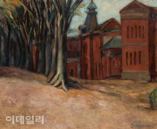 나상윤의 ‘동경제대 구내풍경’(1927). 도쿄여자미술학교에서 수학하던 시절의 작가가 현재 도쿄대인 동경제국대학 건물과 주변 숲을 그렸다. 1930년 ‘제9회 조선미술전람회’에 출품해 입선했다. 웅장한 나무들과 근대적인 건물에서 받은 인상을 사실적인 묘사보다는 감각적이고 서정적으로 표현했다. 남아 있는 작가의 유화작품 세 점 중 하나다. 캔버스에 유화 물감, 38.1×45.8㎝. 국립현대미술관 소장.