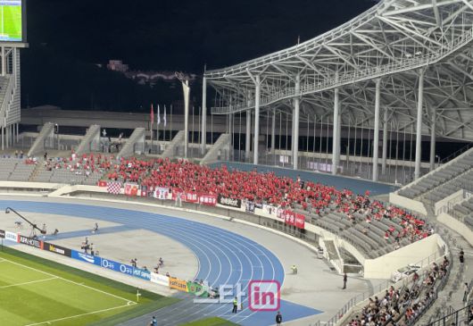 킥오프 후 홍콩 응원단 모습