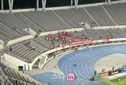 킥오프 후 붉은악마 모습