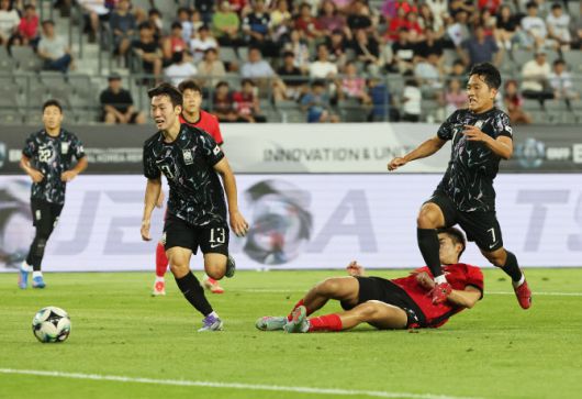 11일 경기도 용인미르스타디움에서 열린 2025년 동아시아축구연맹(EAFF) E-1 챔피언십(동아시안컵) 남자부 2차전 한국과 홍콩의 경기. 한국 나상호가 공을 향해 질주하고 있다. 사진=연합뉴스