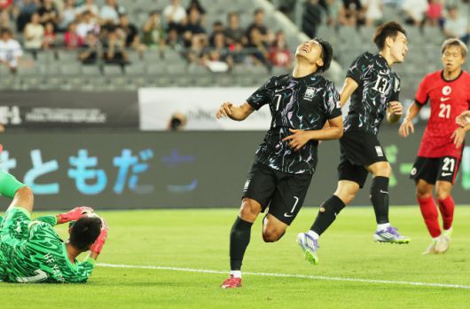 11일 경기도 용인미르스타디움에서 열린 2025년 동아시아축구연맹(EAFF) E-1 챔피언십(동아시안컵) 남자부 2차전 한국과 홍콩의 경기. 슛 기회를 놓친 한국 나상호가 아쉬워하고 있다. 사진=연합뉴스