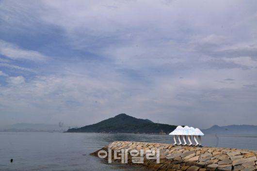 바다로 이어진 방파제 위를 걷는 독특한 예술작품 ‘걷는 방주’