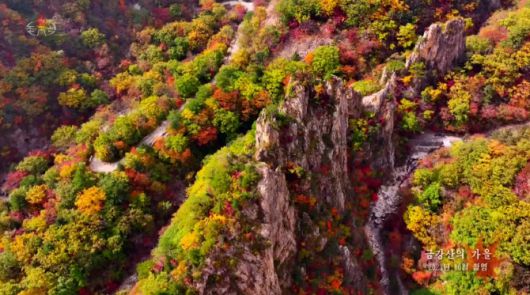 ‘금강산’이 13일(현지시간) 프랑스 파리에서 열리고 있는 제47차 유네스코 세계유산위원회에서 북한의 세 번째 세계유산으로 등재됐다. 사진은 북한 조선중앙TV가 2023년 10월 중순 촬영한 금강산 10대 경관의 하나인 가을 단풍 모습. (사진=연합뉴스)
