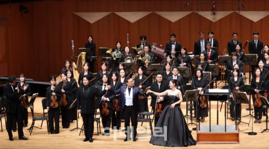 KG필하모닉오케스트라 두 번째 정기연주회 ‘월드클래스 성악가 시리즈 2025 K-오페라 갈라’가 12일 서울 서초구 예술의전당 콘서트홀에서 열렸다. 지휘자 서희태, 바리톤 김기훈, 테너 김재형, 소프라노 박소영이 커튼콜을 하고 있다. (사진=노진환 기자)