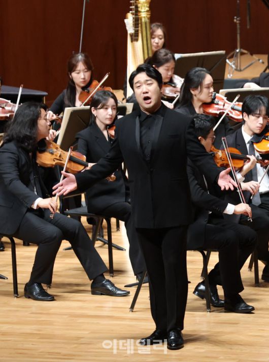 KG필하모닉오케스트라 두 번째 정기연주회 ‘월드클래스 성악가 시리즈 2025 K-오페라 갈라’가 12일 서울 서초구 예술의전당 콘서트홀에서 열렸다. 바리톤 김기훈이 ‘금지된 노래’를 선보이고 있다. (사진=노진환 기자)