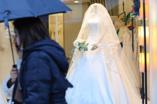 서울 마포구 아현동 웨딩거리 한 웨딩드레스 판매점 앞을 시민들이 지나가고 있다. (사진=연합뉴스)
