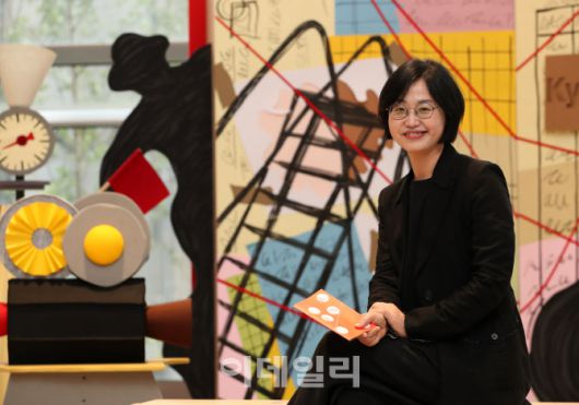 박선희 GS문화재단 대표가 최근 서울 강남구 GS아트센터에서 가진 이데일리와의 인터뷰에 앞서 포즈를 취하고 있다. (사진=김태형 기자)