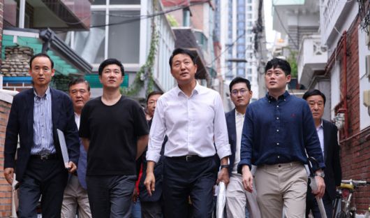 오세훈 서울시장이 14일 서울 광진구 자양4동 신통기획 재개발 대상지를 찾아 현장점검을 하고 있다. (사진=뉴스1)