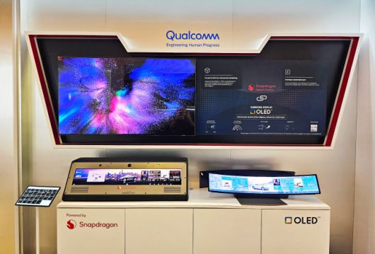 삼성디스플레이는 지난 1월 ‘CES 2025’에서 자사의 34형 6K(6008X934) 와이드 OLED를 채용한 퀄컴 ‘스냅드래곤 콕핏’ 데모 키트를 공개했다.(사진=삼성디스플레이)