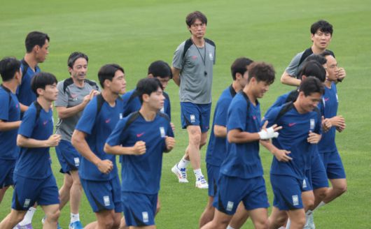 홍명보 한국 축구대표팀 감독이 6일 경기도 성남시 중원구 성남종합운동장에서 2025년 동아시아축구연맹(EAFF) E-1 챔피언십(동아시안컵) 1차전 중국과의 경기를 앞두고 훈련 중인 선수들을 지켜보고 있다. 사진=연합뉴스