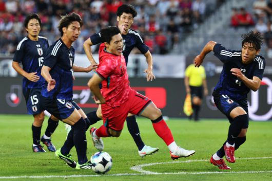 15일 경기도 용인미르스타디움에서 열린 2025년 동아시아축구연맹(EAFF) E-1 챔피언십(동아시안컵) 남자부 최종 3차전 한국과 일본의 경기. 한국 이동경이 드리블 돌파 중 파울 당하고 있다. 사진=연합뉴스