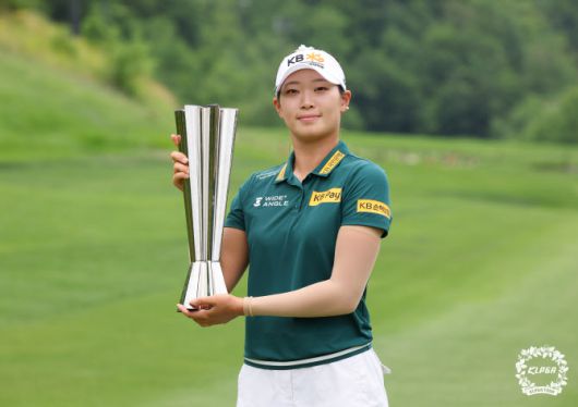 방신실이 13일 강원 정선군의 하이원 컨트리클럽에서 열린 KLPGA 투어 하이원리조트 여자오픈 최종 4라운드에서 우승을 차지한 뒤 트로피를 들고 기념 촬영을 하고 있다.(사진=KLPGT 제공)