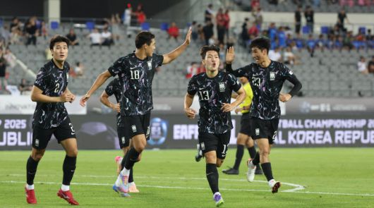 11일 경기도 용인미르스타디움에서 열린 2025년 동아시아축구연맹(EAFF) E-1 챔피언십(동아시안컵) 남자부 2차전 한국과 홍콩의 경기. 선취골을 넣은 한국 강상윤이 팀동료와 기뻐하고 있다. 사진=연합뉴스