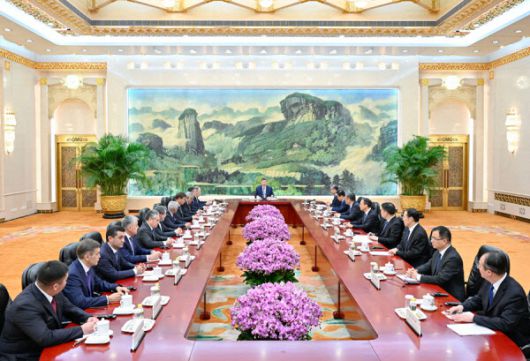시진핑(가운데) 중국 국가주석이 15일 베이징 인민대회당에서 상하이협력기구 회원국 외교장관 등과 회담하고 있다. (사진=중국 외교부)