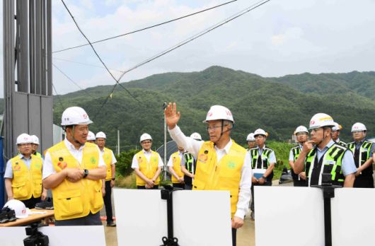 김동철 한국전력공사 사장(가운데)이 지난 14일 호남권 신장수변전소 건설 현장에서 관계자들과 공정 진행상황을 점검하고 있다. (사진=한전)