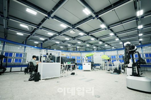 네이버의 연구개발 조직 네이버랩스에서 로봇 기술 연구를 하고 있다.(사진=네이버)