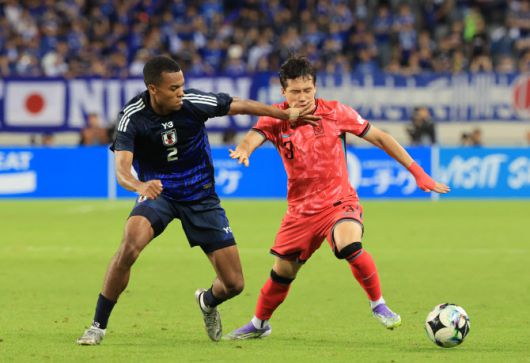 15일 경기도 용인미르스타디움에서 열린 2025년 동아시아축구연맹(EAFF) E-1 챔피언십(동아시안컵) 남자부 최종 3차전 한국과 일본의 경기 후반전. 한국 이태석이 일본 모치즈키 헨리 히로키와 볼경합을 하고 있다. 사진=연합뉴스